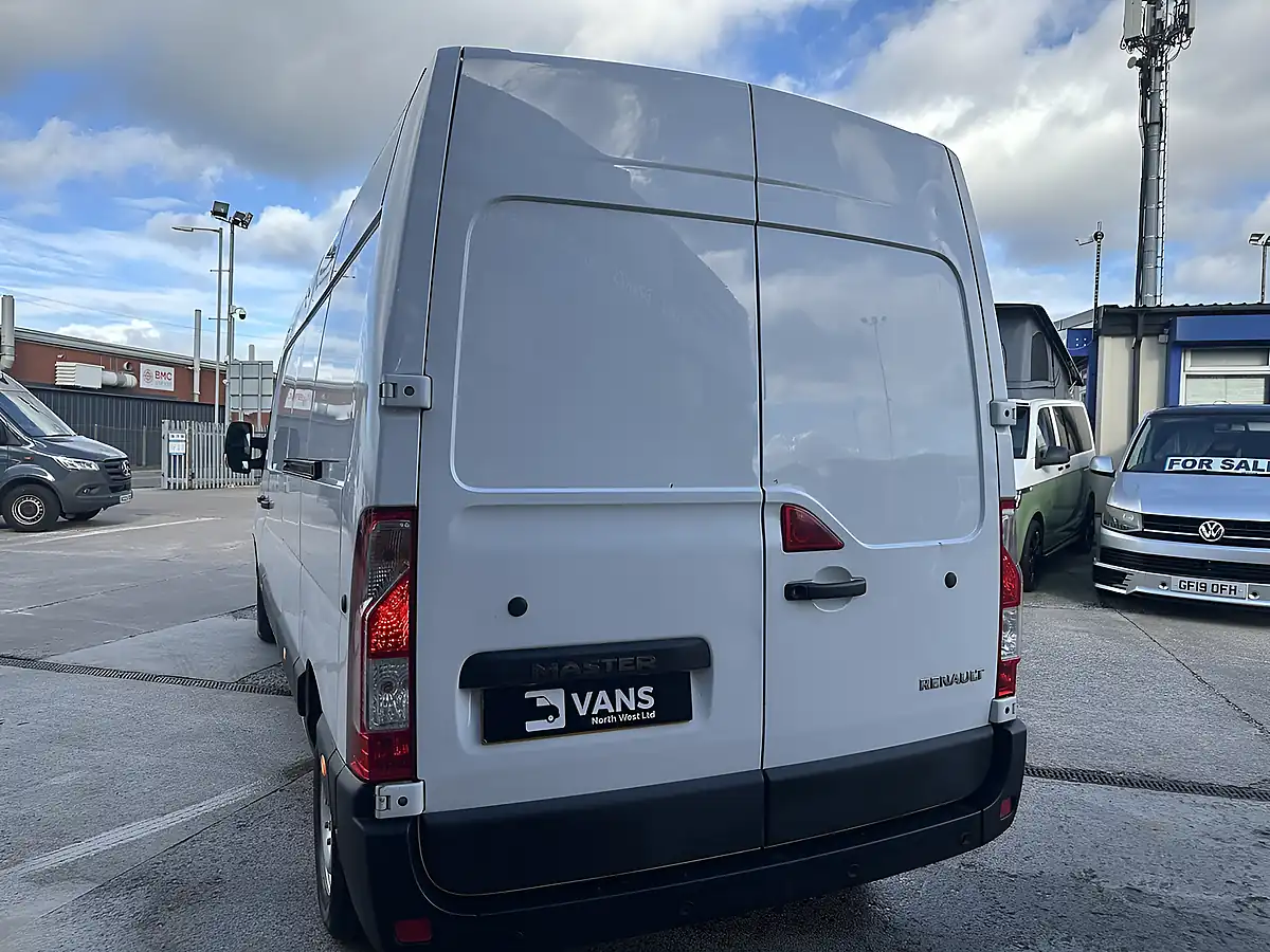 Used 2023 Renault Master Business+ Mineral White - Interior and Exterior details 4