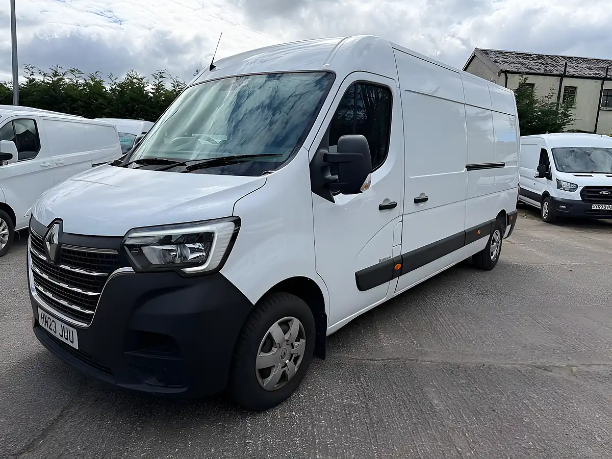 Used 2023 Renault Master Business Plus White - Front View