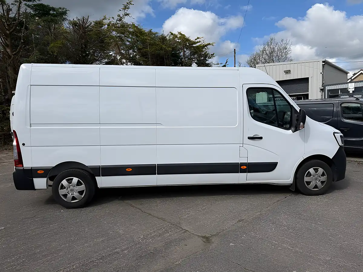 Used 2023 Renault Master Business Plus White - Interior and Exterior details 10