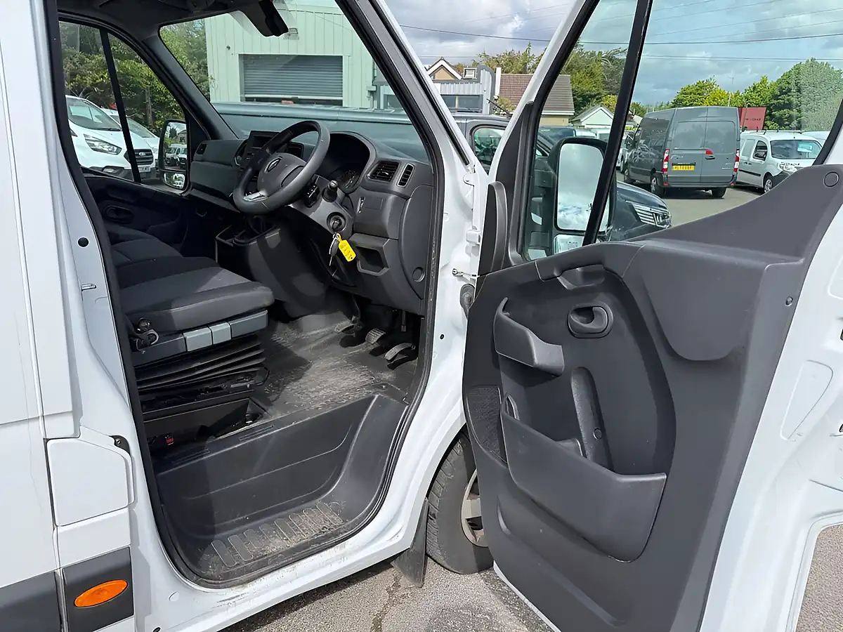 Used 2023 Renault Master Business Plus White - Interior and Exterior details 13
