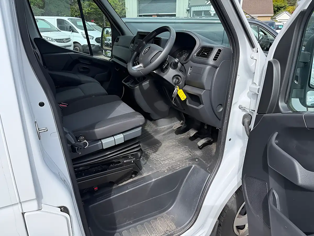 Used 2023 Renault Master Business Plus White - Interior and Exterior details 14