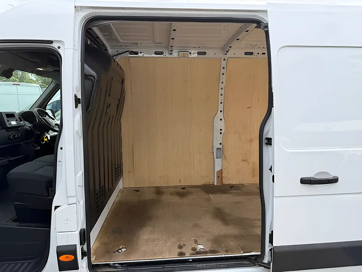 Used 2023 Renault Master Business Plus White - Interior and Exterior details 17