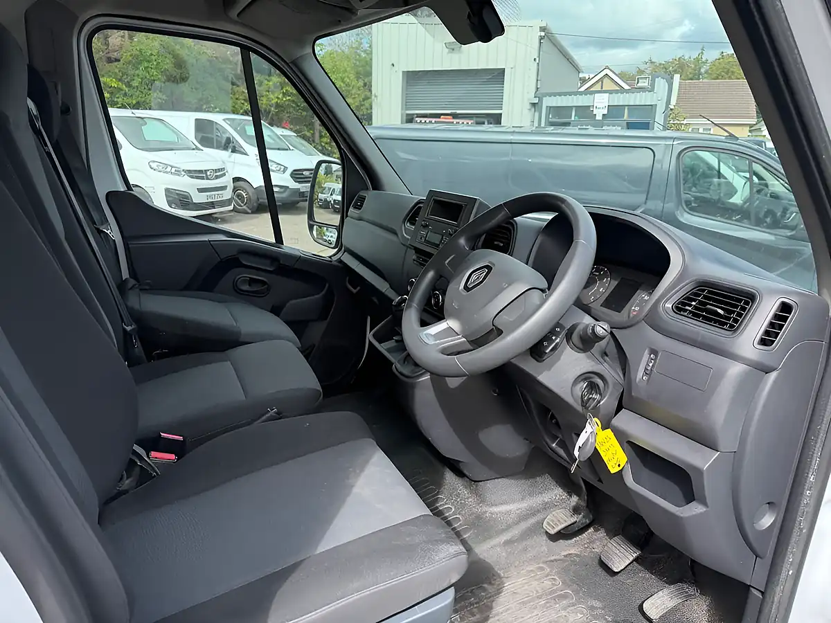 Used 2023 Renault Master Business Plus White - Interior and Exterior details 3