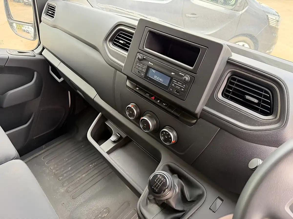 Used 2023 Renault Master Business Plus White - Interior and Exterior details 6
