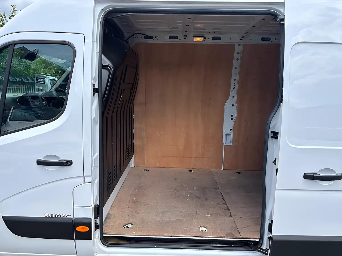 Used 2023 Renault Master Business+ White - Interior and Exterior details 11