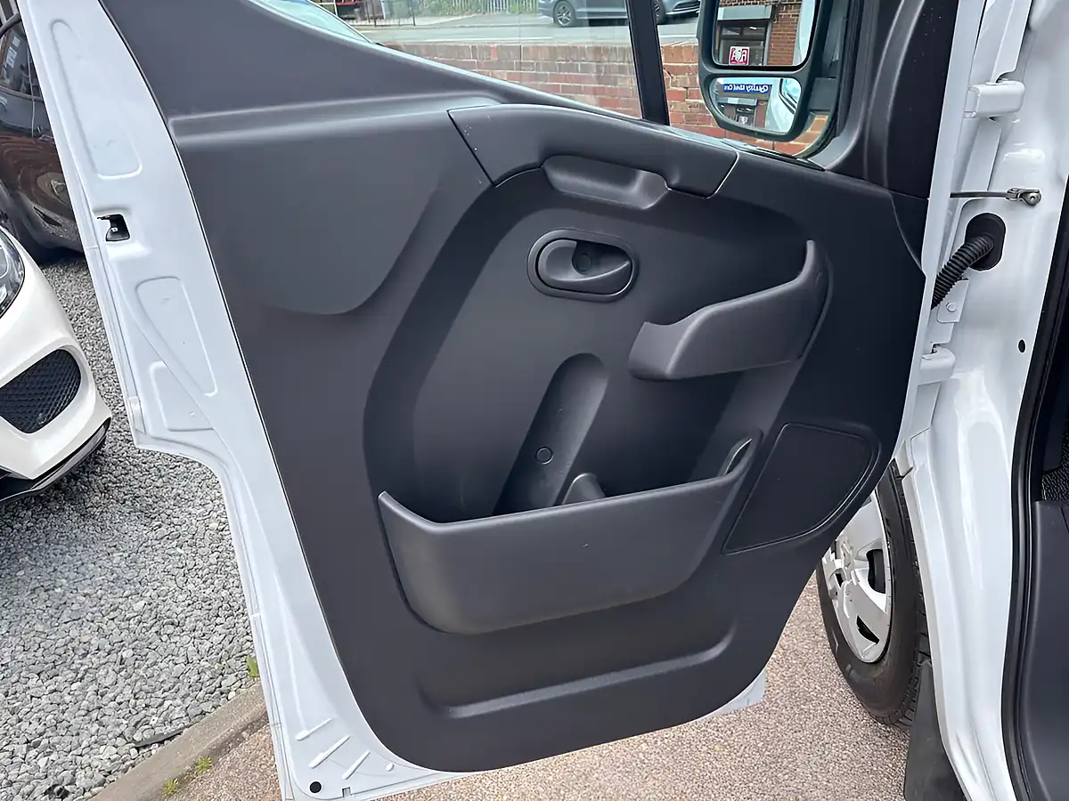 Used 2023 Renault Master Business+ White - Interior and Exterior details 15