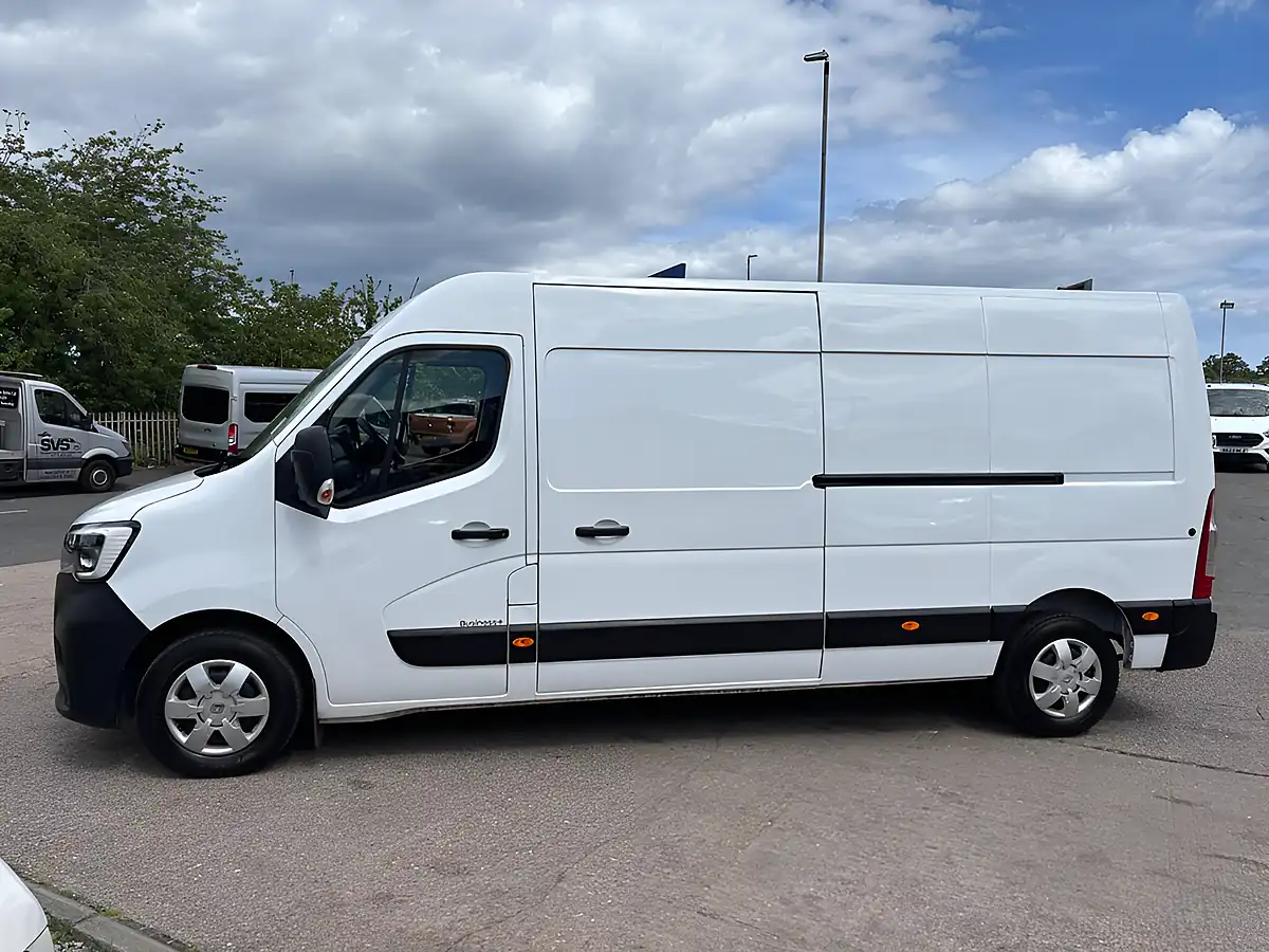 Used 2023 Renault Master Business+ White - Interior and Exterior details 7