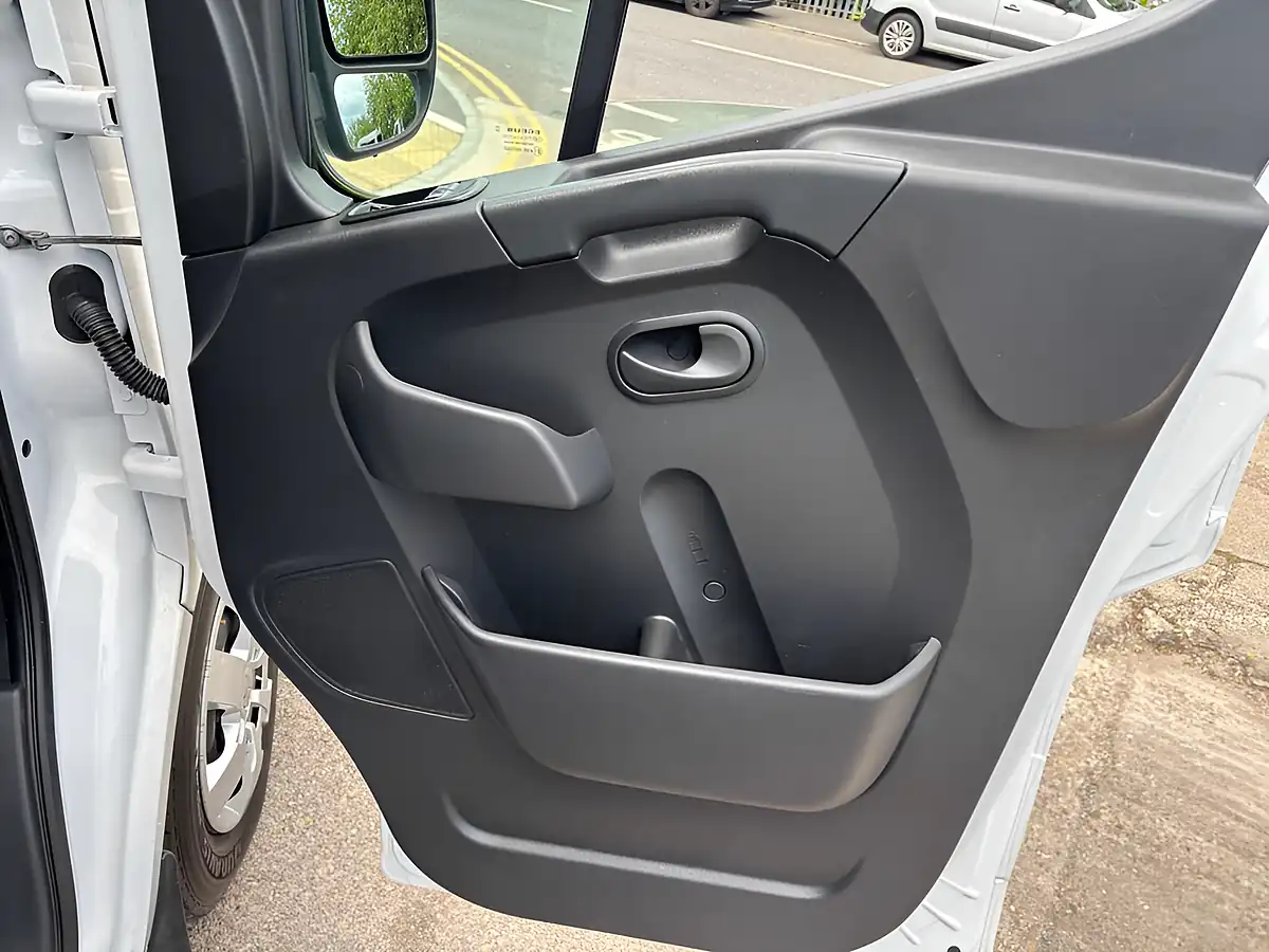 Used 2023 Renault Master Business+ White - Interior and Exterior details 9