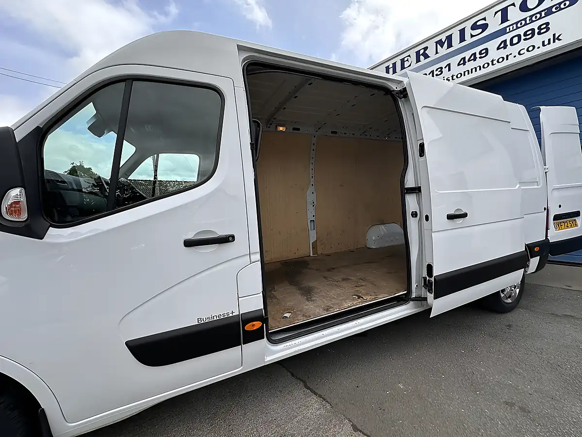 Used 2023 Renault Master Business+ White - Interior and Exterior details 12