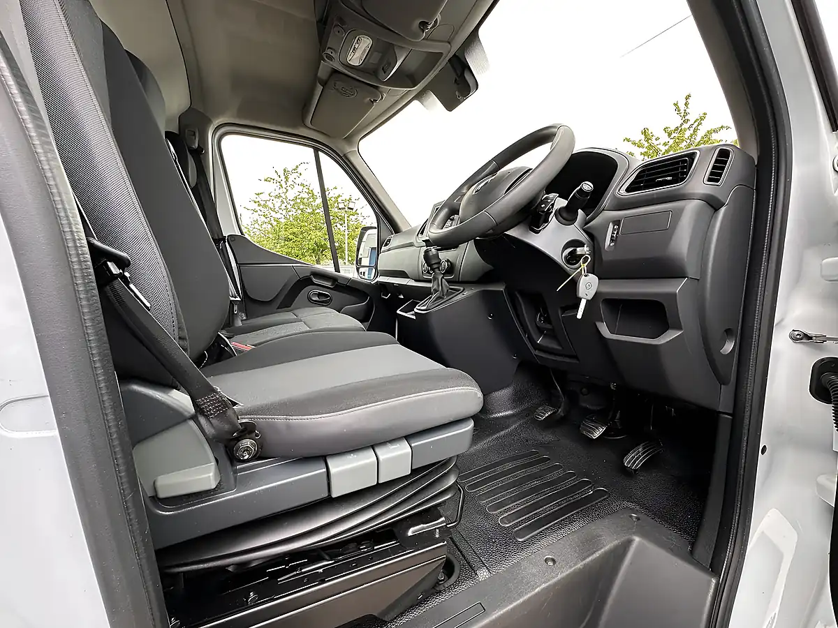 Used 2023 Renault Master Business+ White - Interior and Exterior details 13