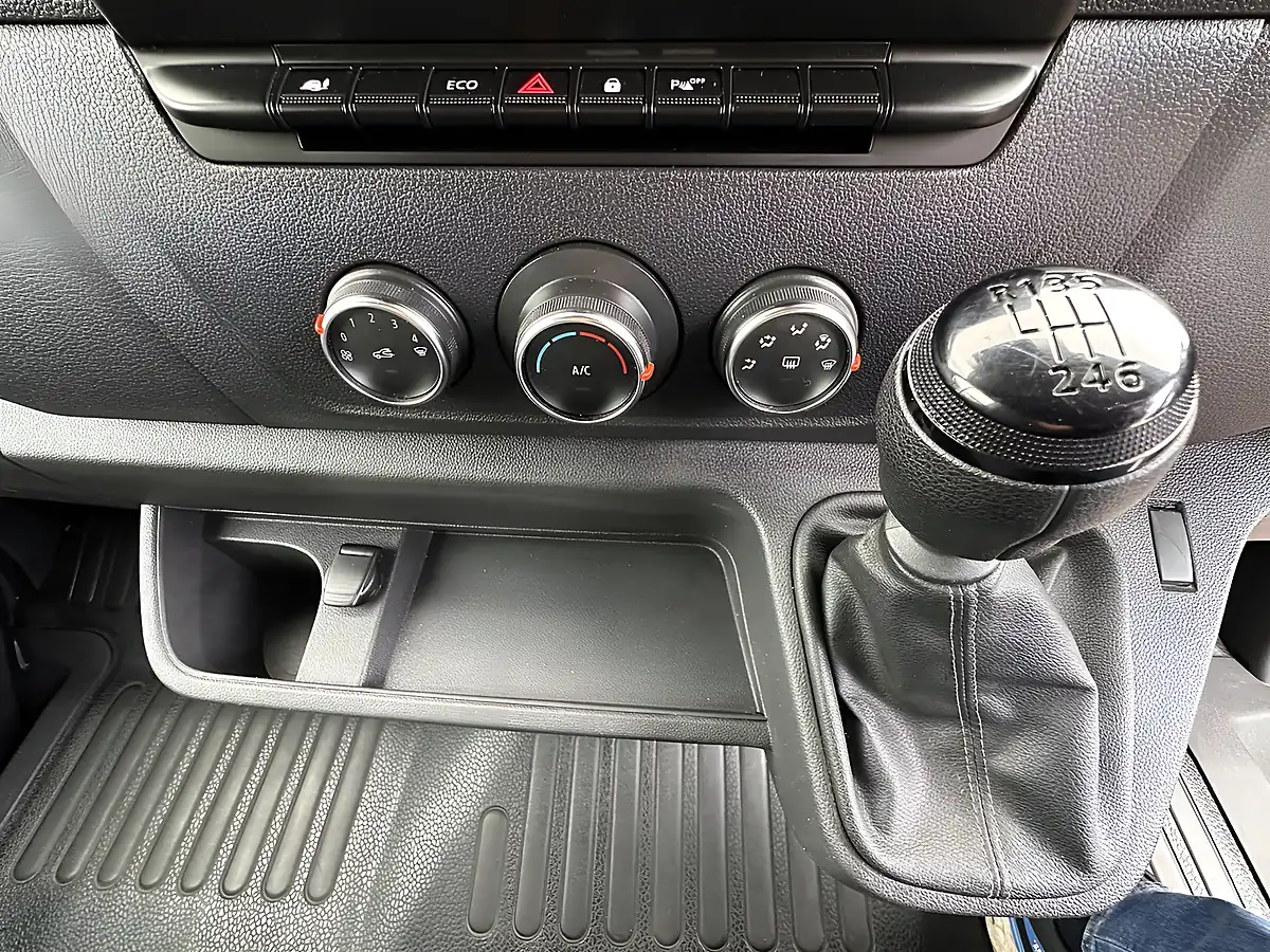 Used 2023 Renault Master Business+ White - Interior and Exterior details 19