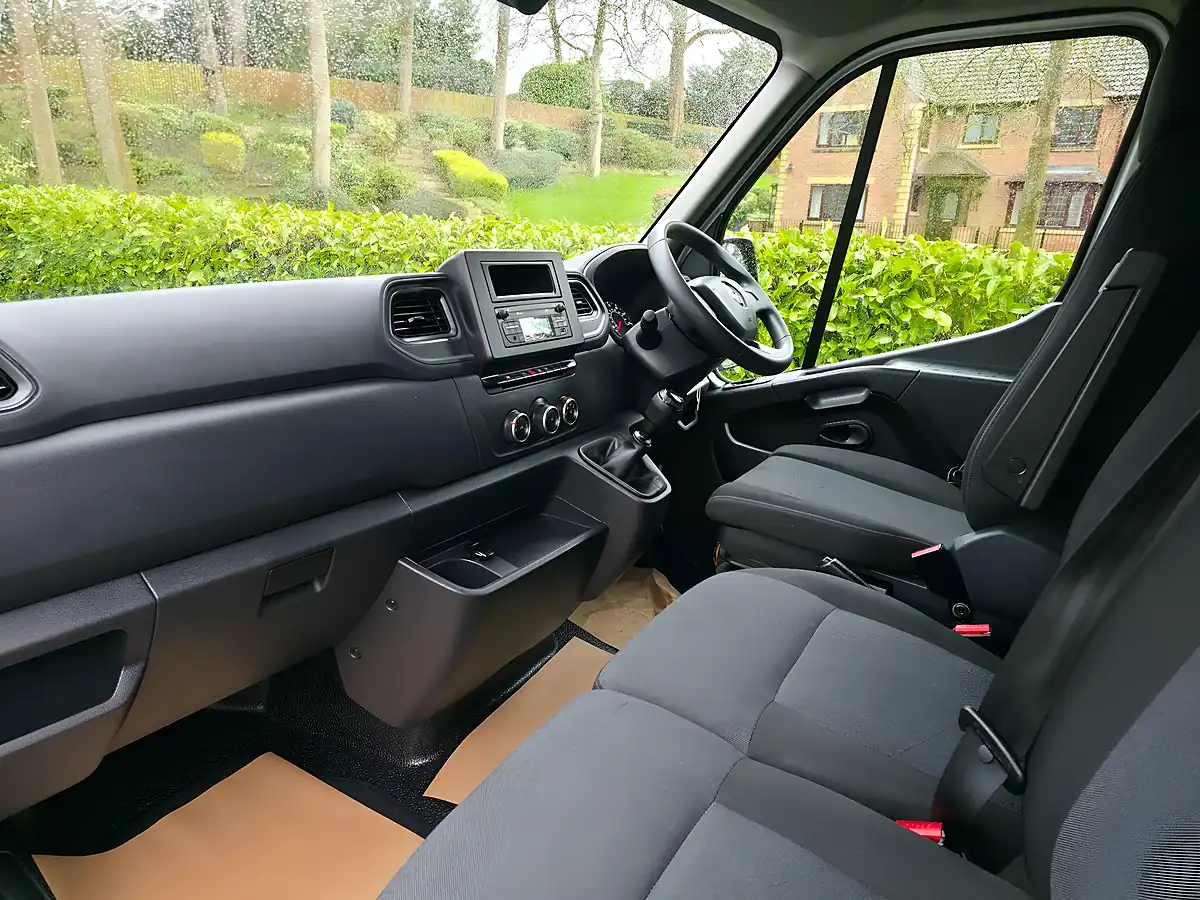 Used 2023 Renault Master Business+ White - Interior and Exterior details 15