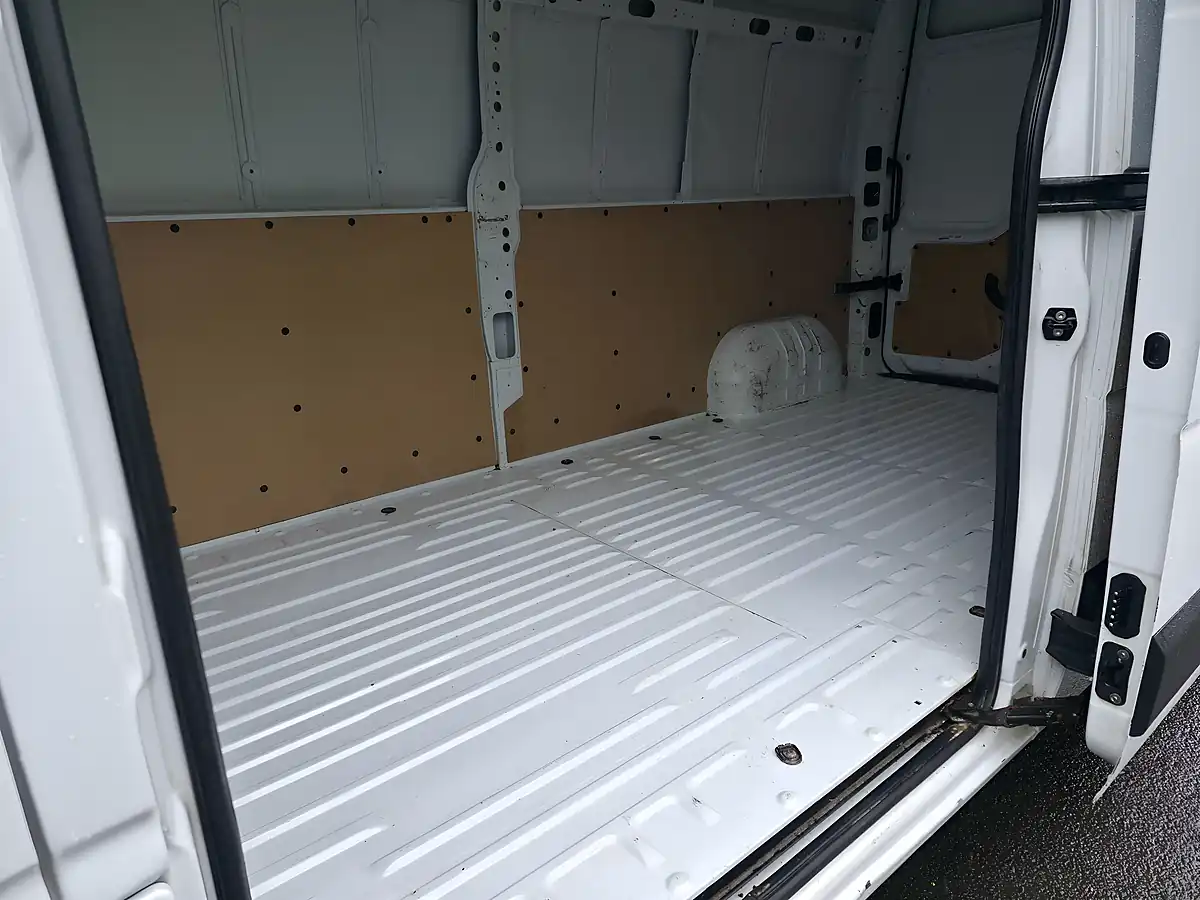 Used 2023 Renault Master Business+ White - Interior and Exterior details 19