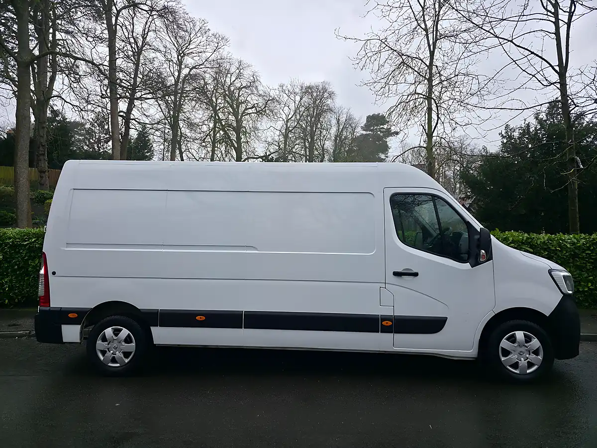 Used 2023 Renault Master Business+ White - Interior and Exterior details 8