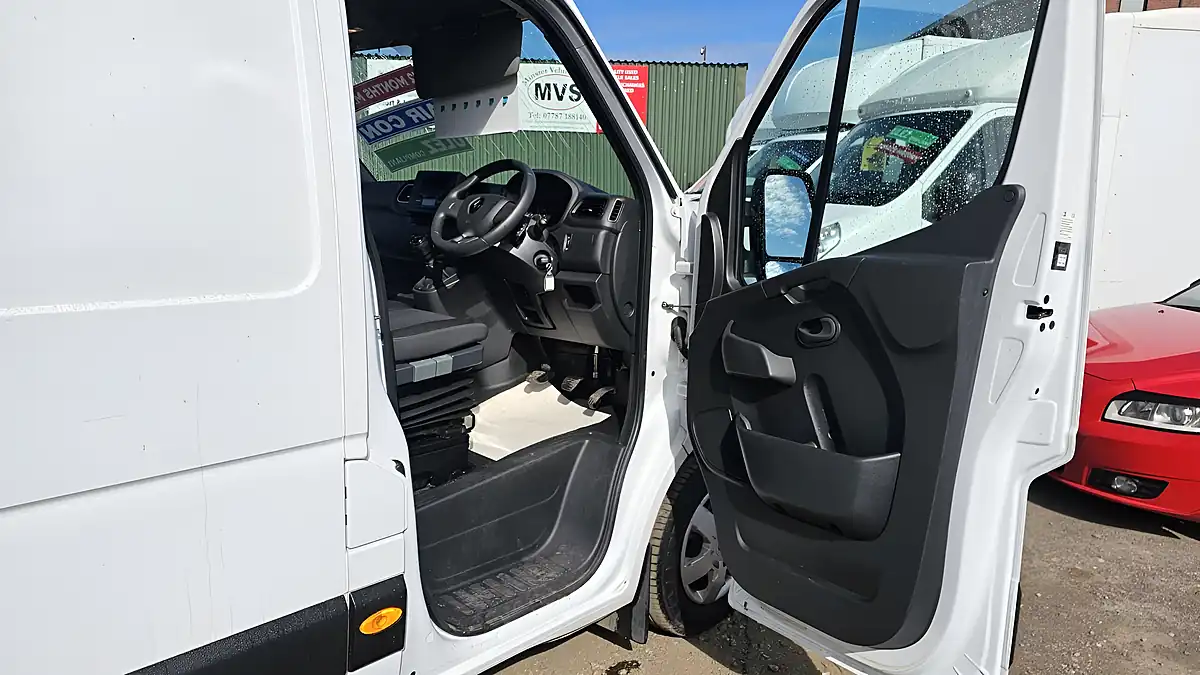 Used 2023 Renault Master Business+ White - Interior and Exterior details 12