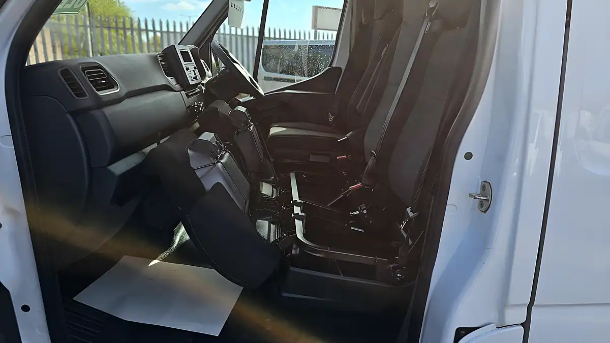 Used 2023 Renault Master Business+ White - Interior and Exterior details 16