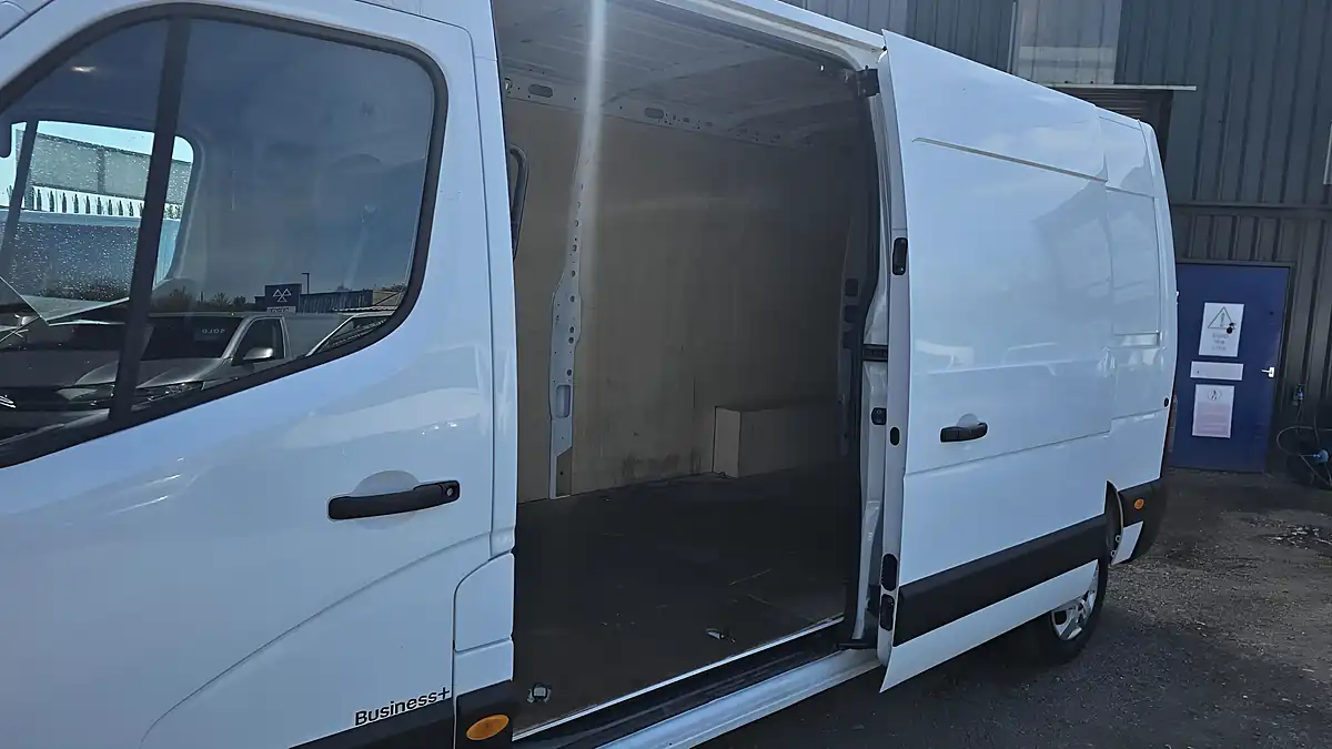 Used 2023 Renault Master Business+ White - Interior and Exterior details 9