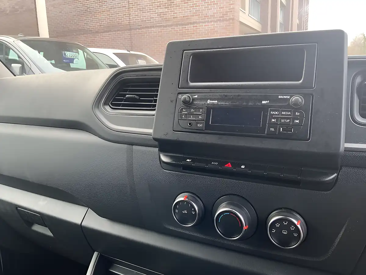 Used 2023 Renault Master Business White - Interior and Exterior details 19