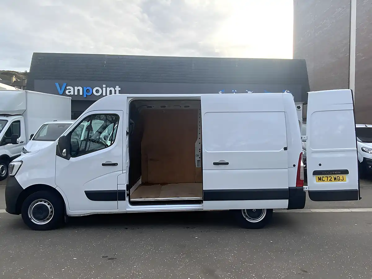 Used 2023 Renault Master Business White - Interior and Exterior details 8