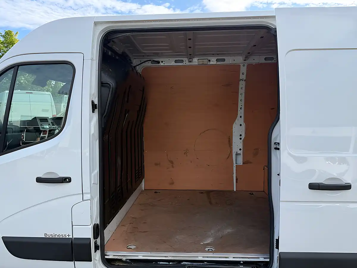 Used 2023 Renault Master Business+ White - Interior and Exterior details 12