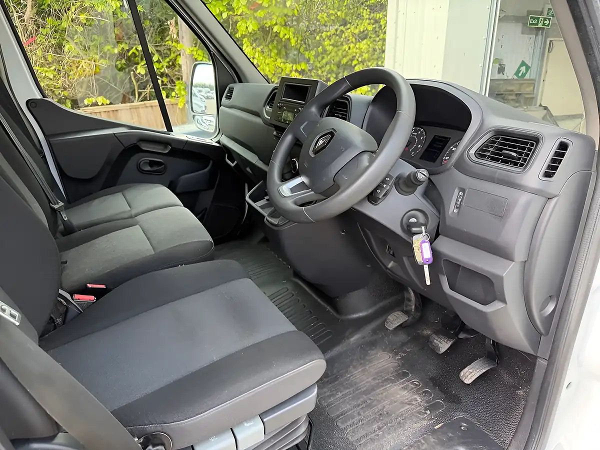 Used 2023 Renault Master Business+ White - Interior and Exterior details 3