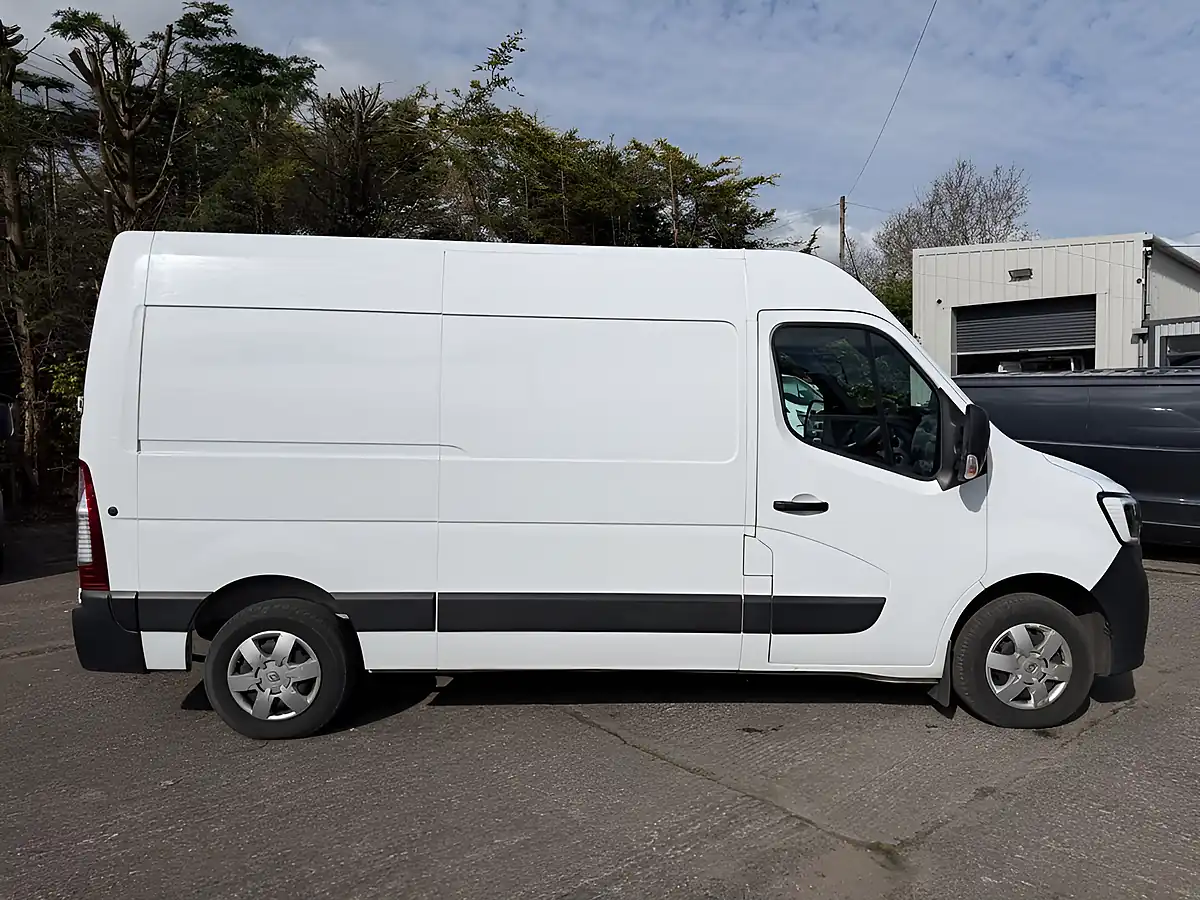 Used 2023 Renault Master Business+ White - Interior and Exterior details 9