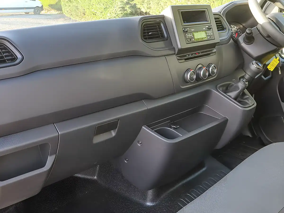 Used 2023 Renault Master Energy 35 Business Dropside White - Interior and Exterior details 13