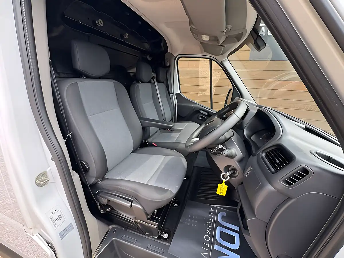Used 2023 Renault Master LH35 Business Blue L3-H3 White - Interior and Exterior details 15