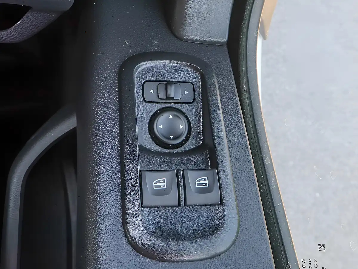 Used 2023 Renault Master LL35 Business Mineral White - Interior and Exterior details 17