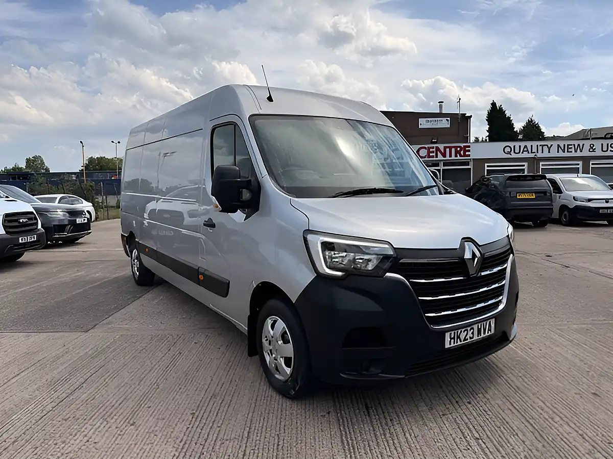 Used 2023 Renault Master LM35 Busines Plus Silver - Front View