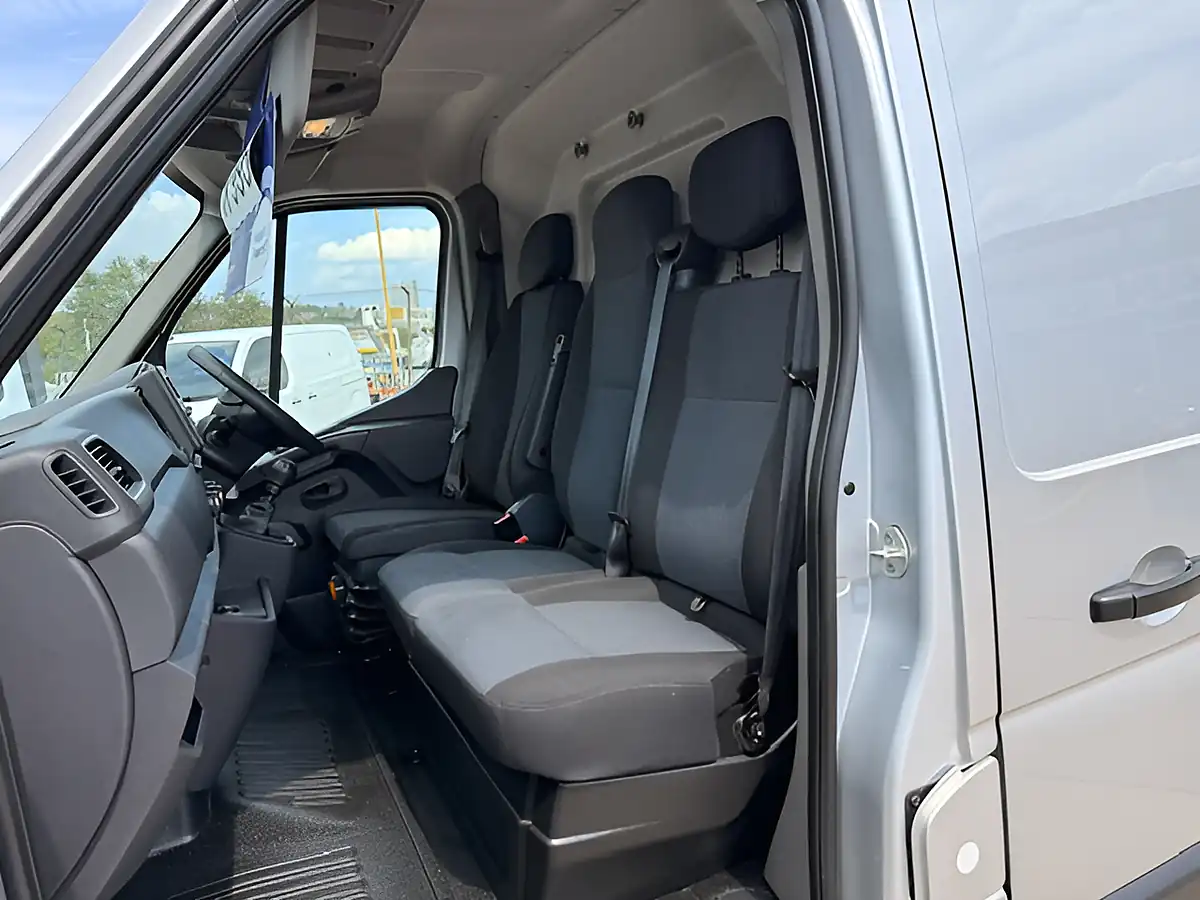 Used 2023 Renault Master LM35 Busines Plus Silver - Interior and Exterior details 12