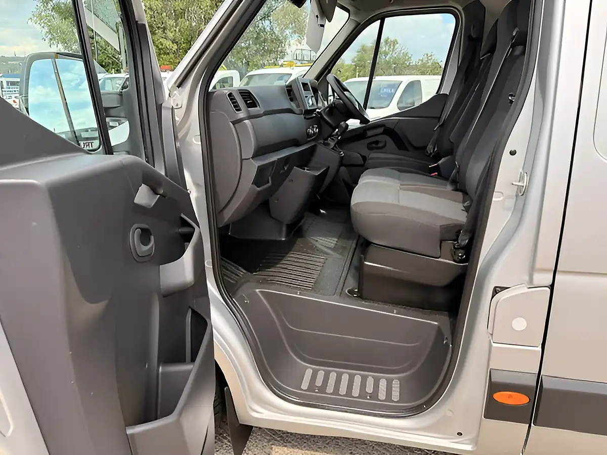 Used 2023 Renault Master LM35 Busines Plus Silver - Interior and Exterior details 13