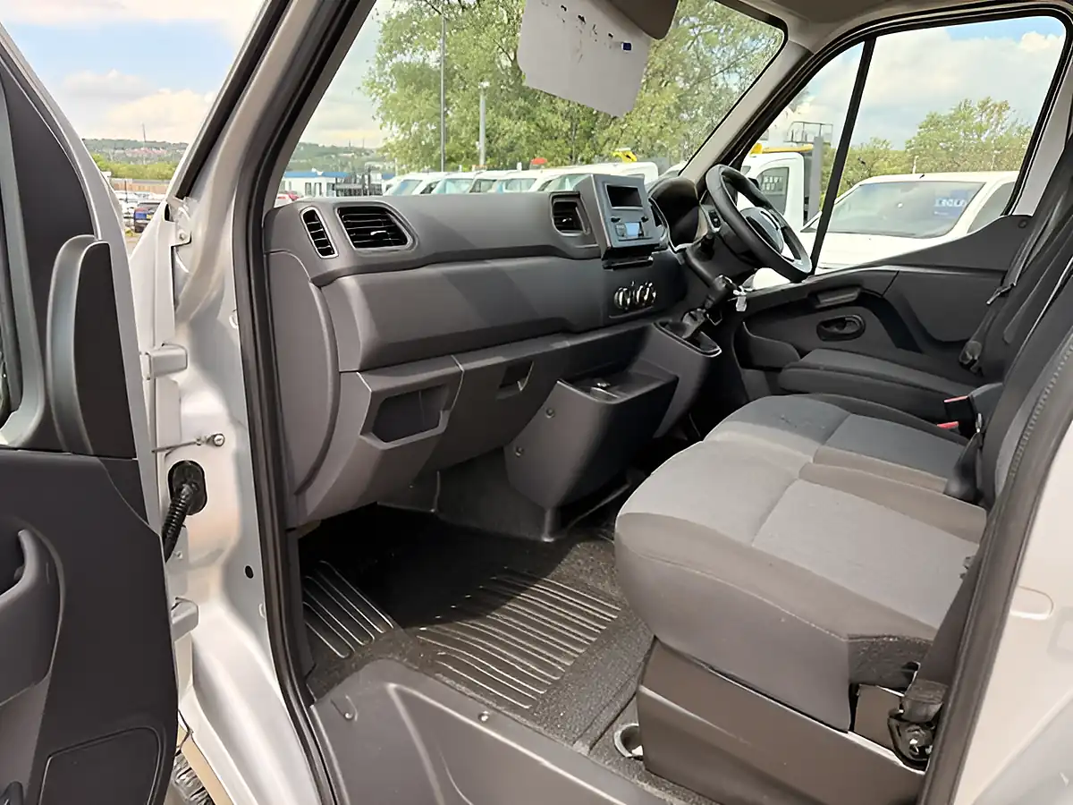 Used 2023 Renault Master LM35 Busines Plus Silver - Interior and Exterior details 14