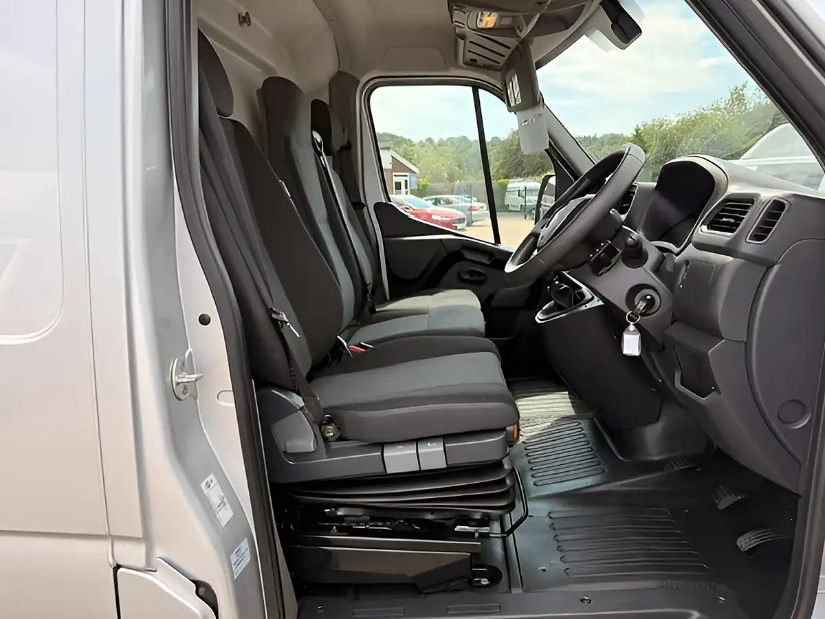 Used 2023 Renault Master LM35 Busines Plus Silver - Interior and Exterior details 15