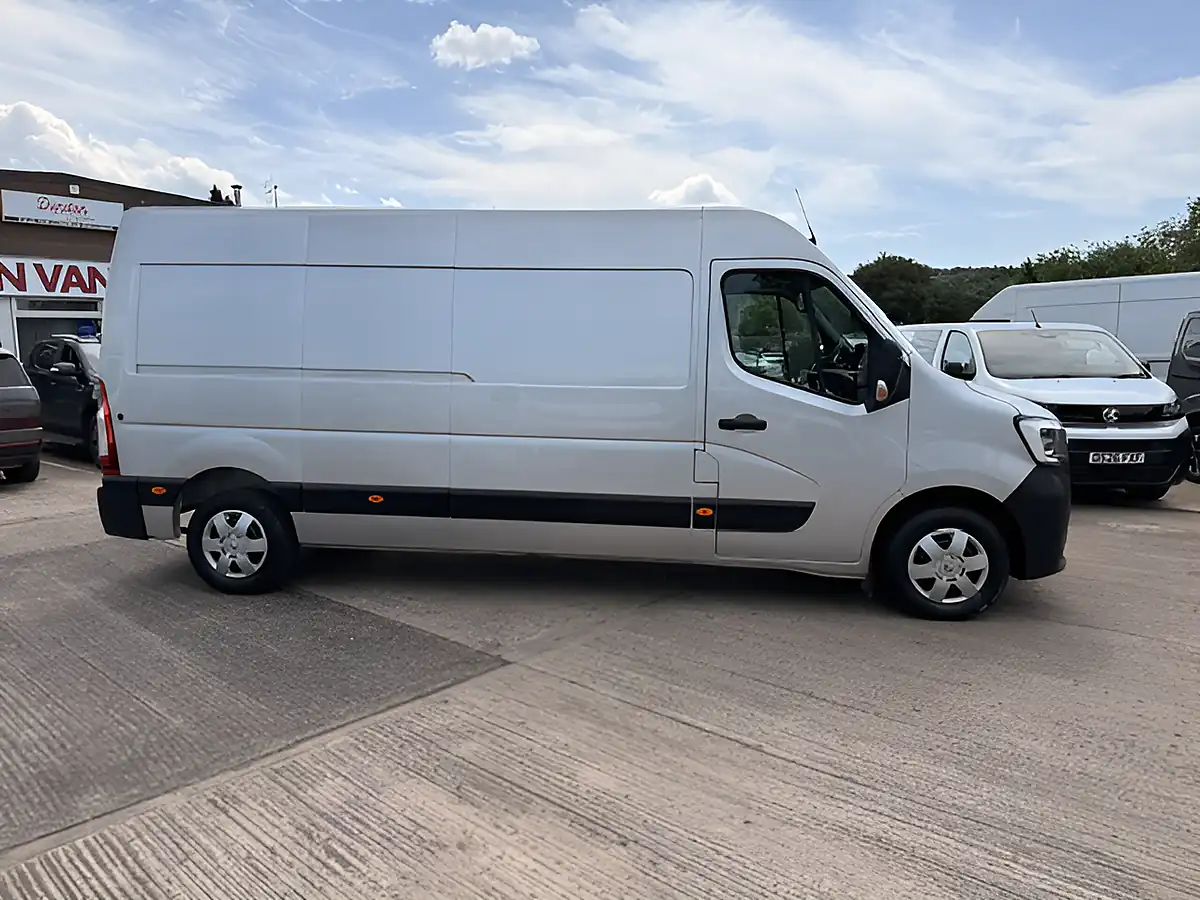 Used 2023 Renault Master LM35 Busines Plus Silver - Interior and Exterior details 2