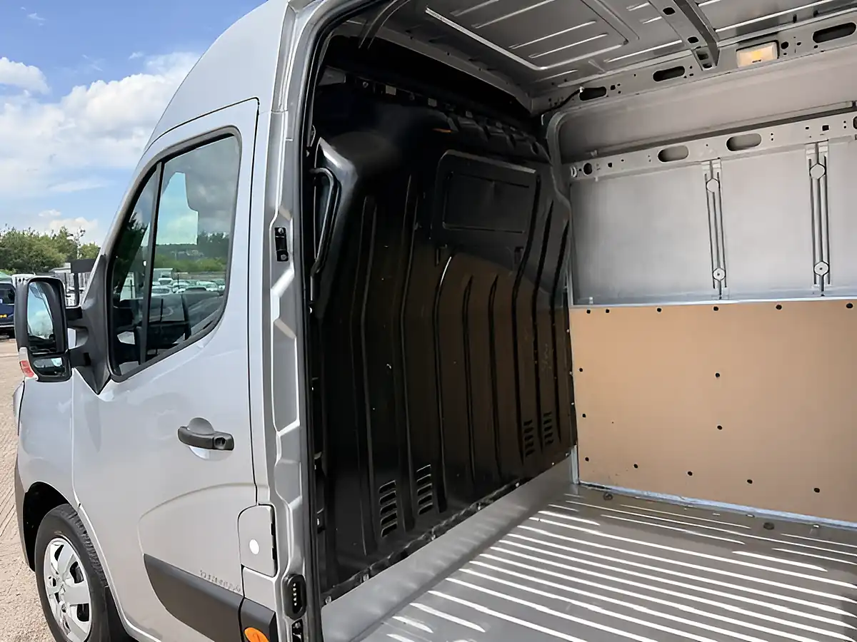 Used 2023 Renault Master LM35 Busines Plus Silver - Interior and Exterior details 9