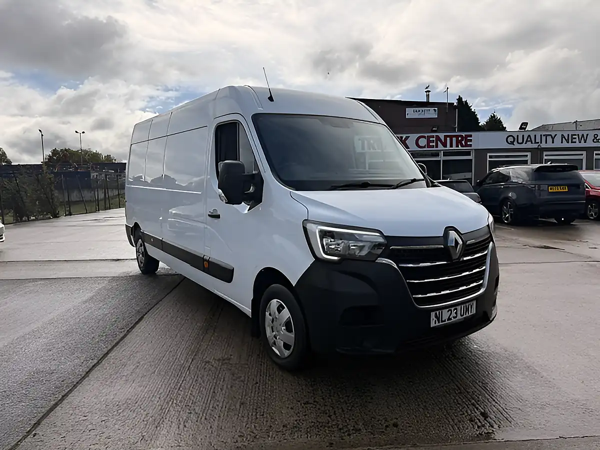 Used 2023 Renault Master LM35 Business Plus White - Front View