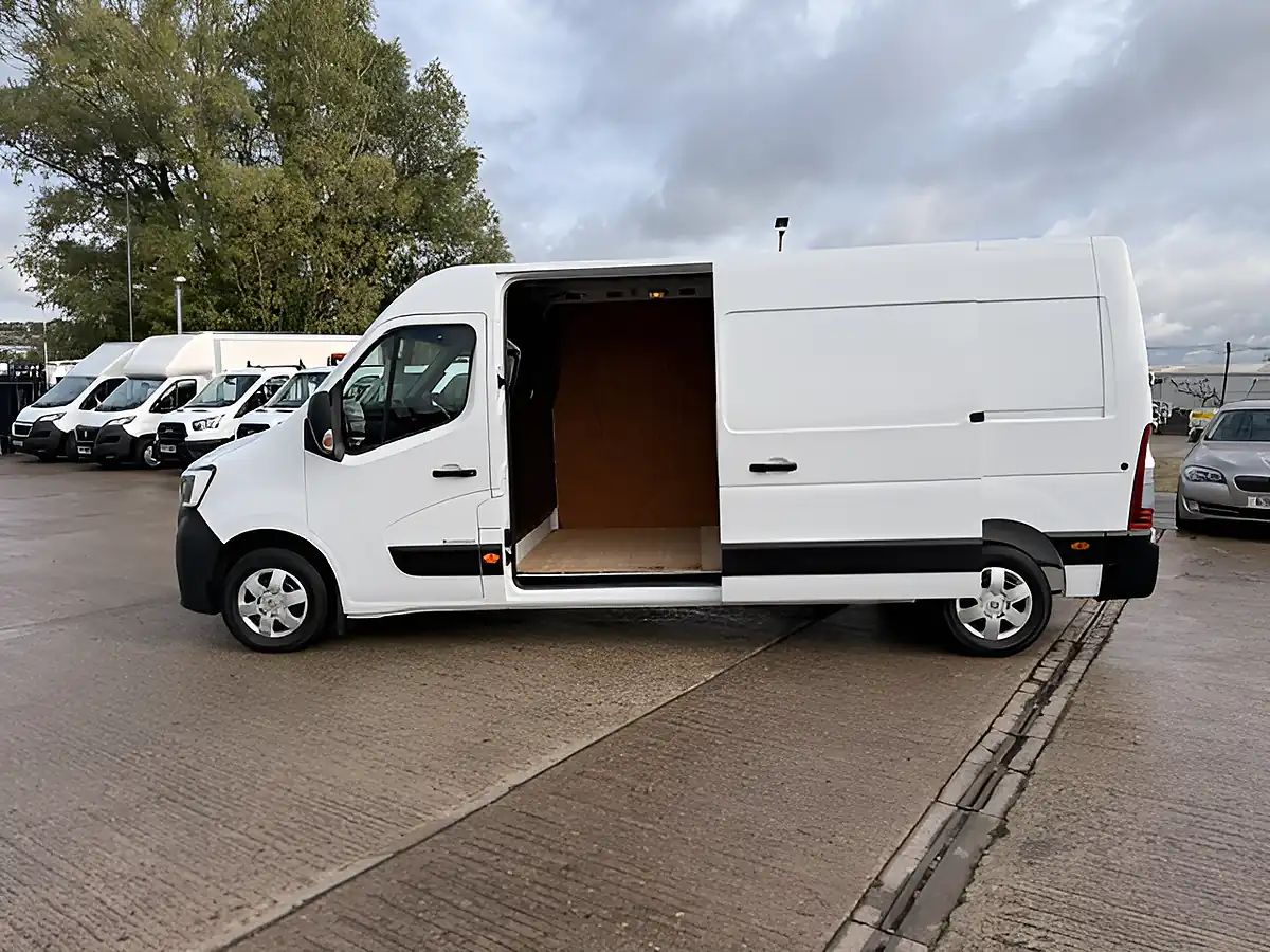 Used 2023 Renault Master LM35 Business Plus White - Interior and Exterior details 9