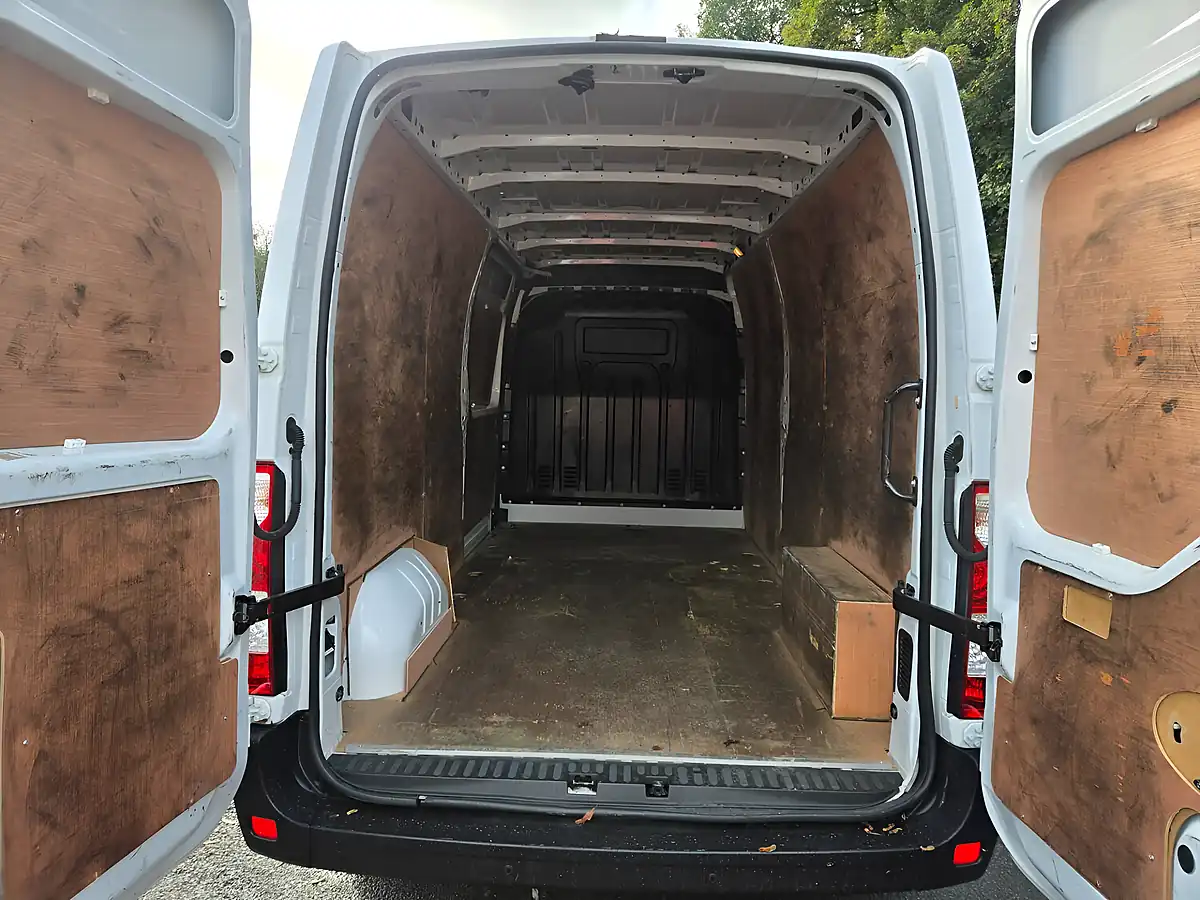 Used 2023 Renault Master LM35 Start Medium Roof Van White - Interior and Exterior details 11