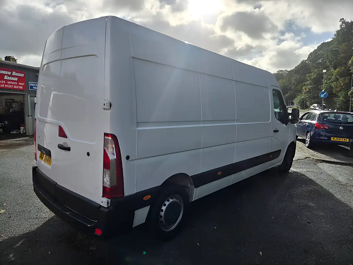 Used 2023 Renault Master LM35 Start Medium Roof Van White - Interior and Exterior details 12