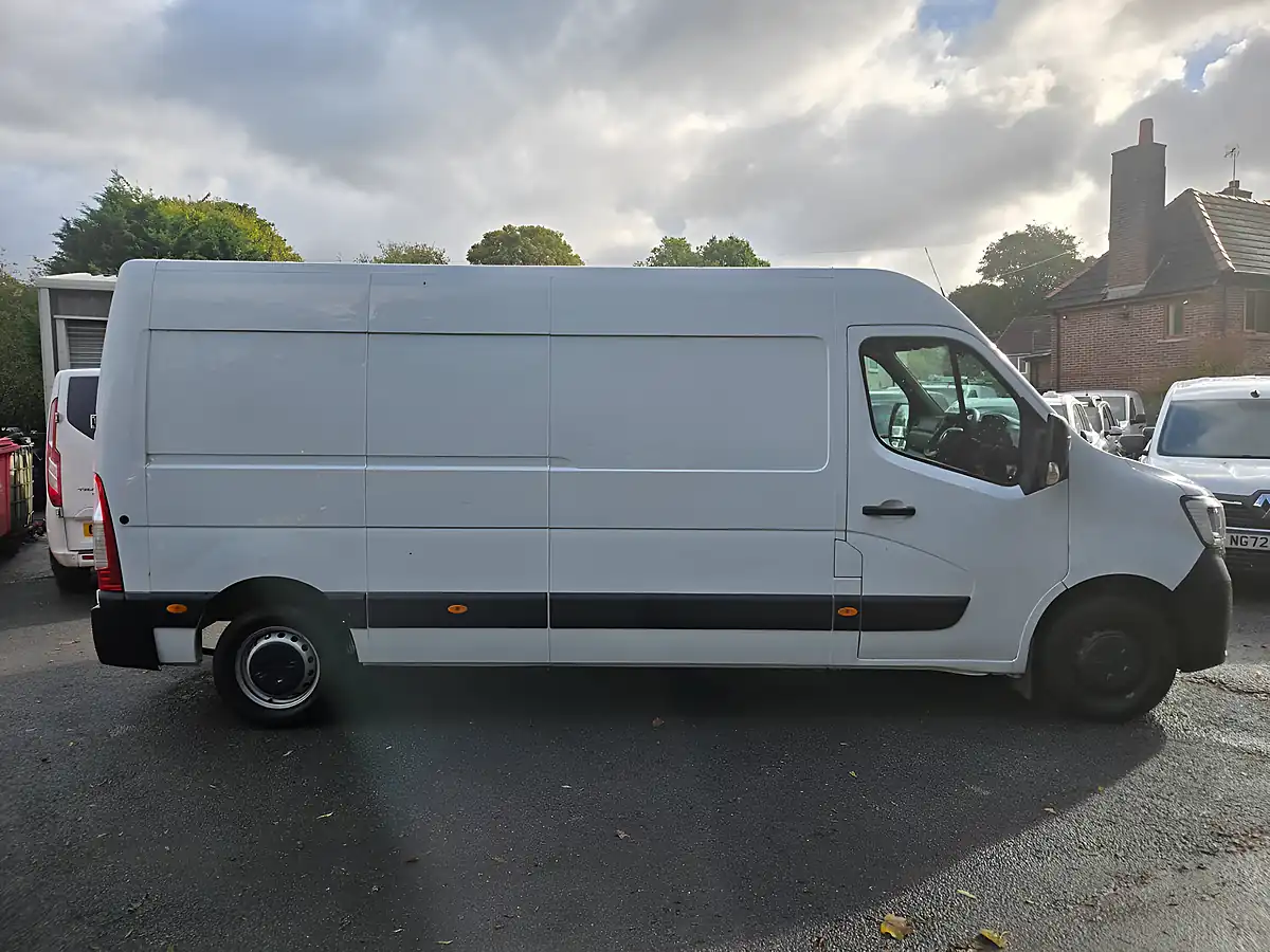 Used 2023 Renault Master LM35 Start Medium Roof Van White - Interior and Exterior details 13