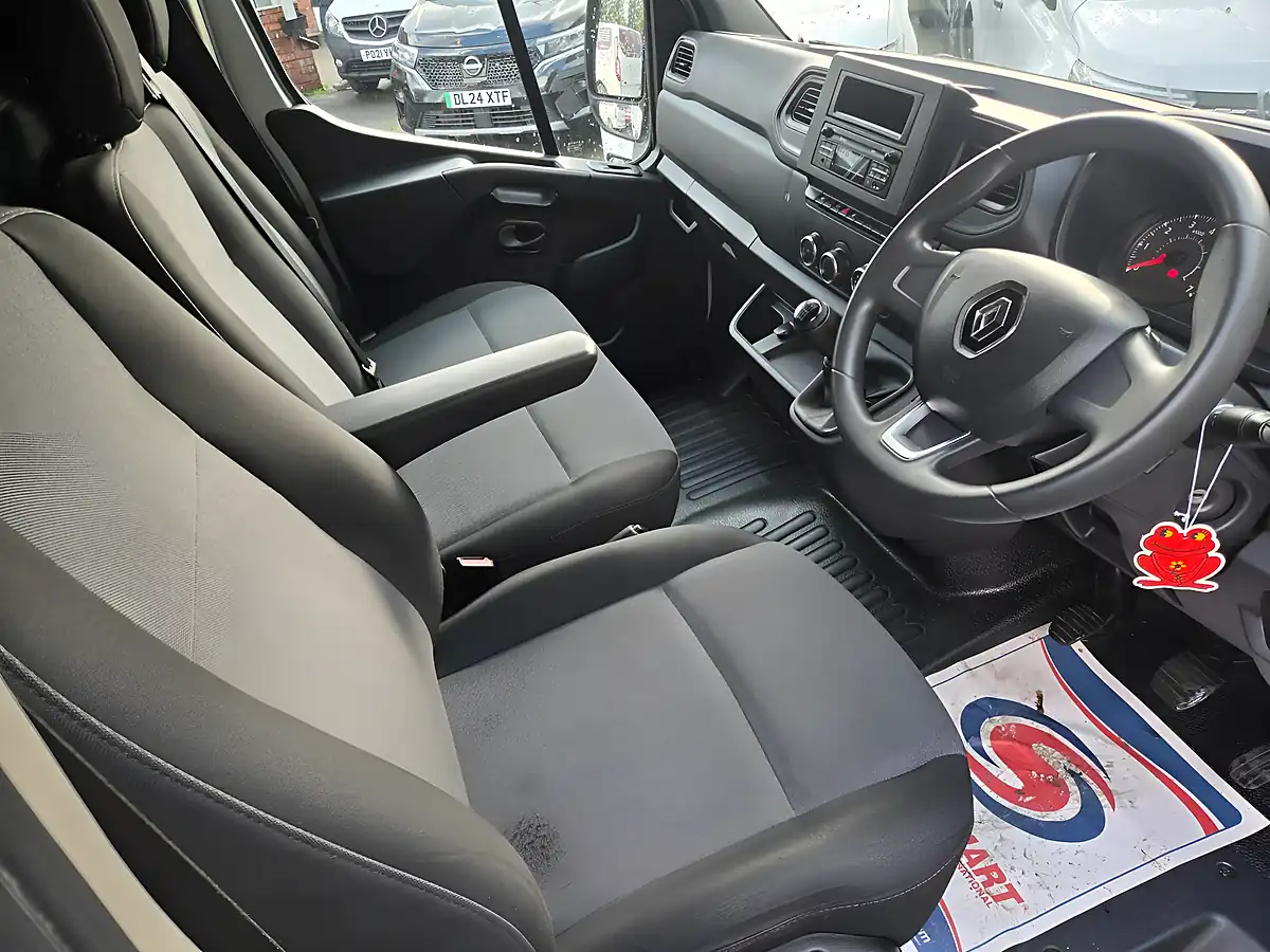 Used 2023 Renault Master LM35 Start Medium Roof Van White - Interior and Exterior details 14