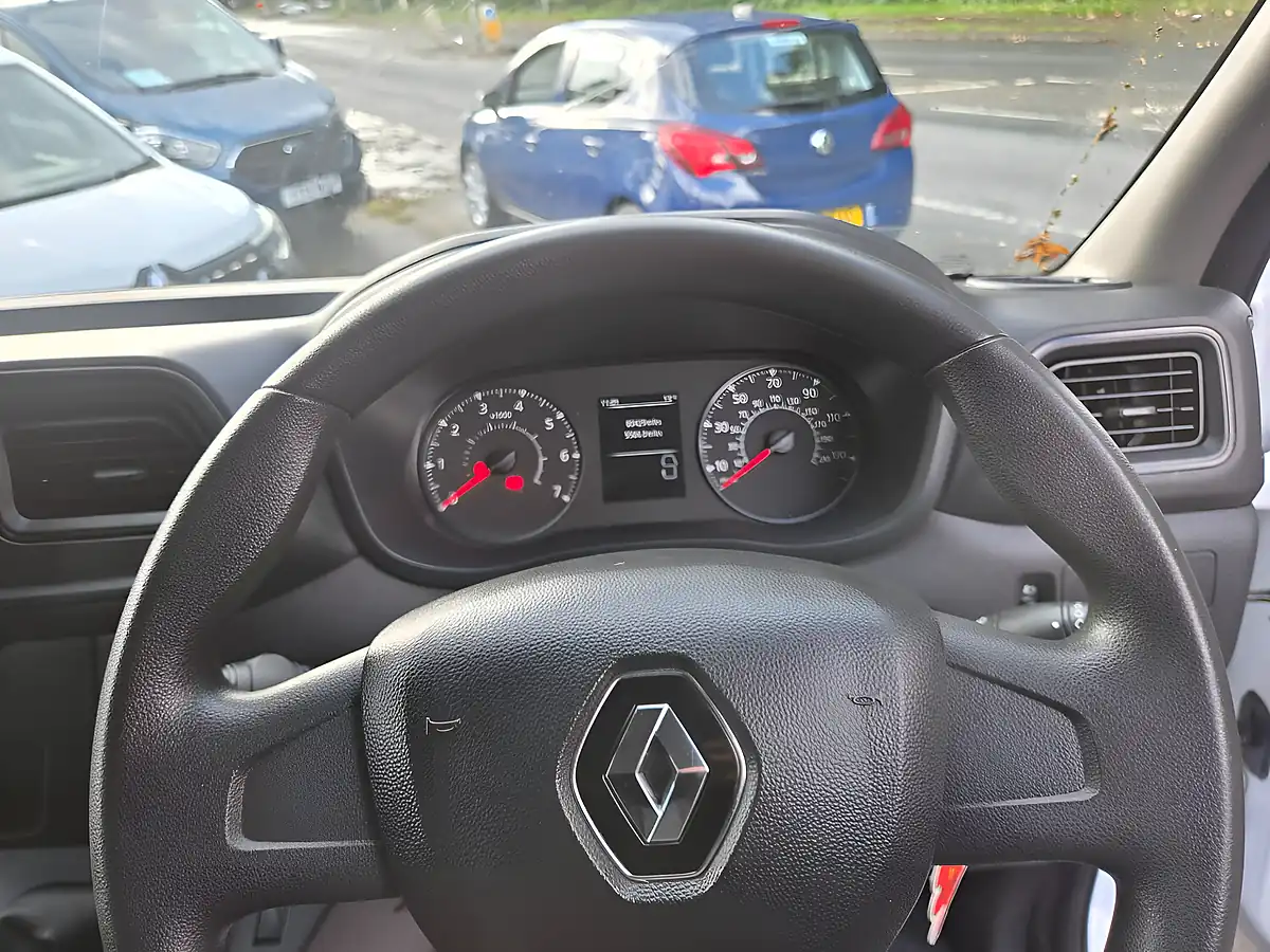 Used 2023 Renault Master LM35 Start Medium Roof Van White - Interior and Exterior details 15