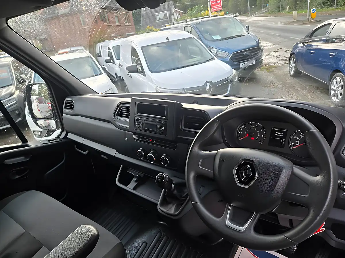Used 2023 Renault Master LM35 Start Medium Roof Van White - Interior and Exterior details 16