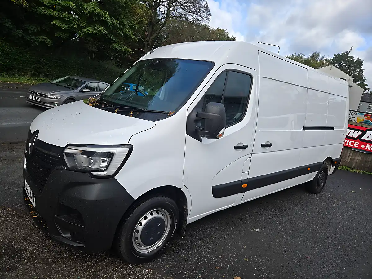 Used 2023 Renault Master LM35 Start Medium Roof Van White - Interior and Exterior details 3