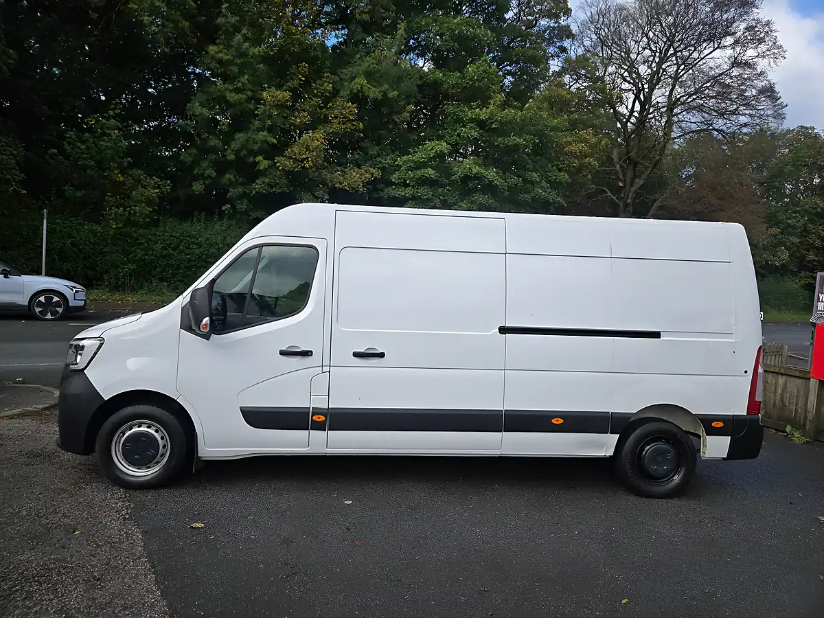 Used 2023 Renault Master LM35 Start Medium Roof Van White - Interior and Exterior details 4