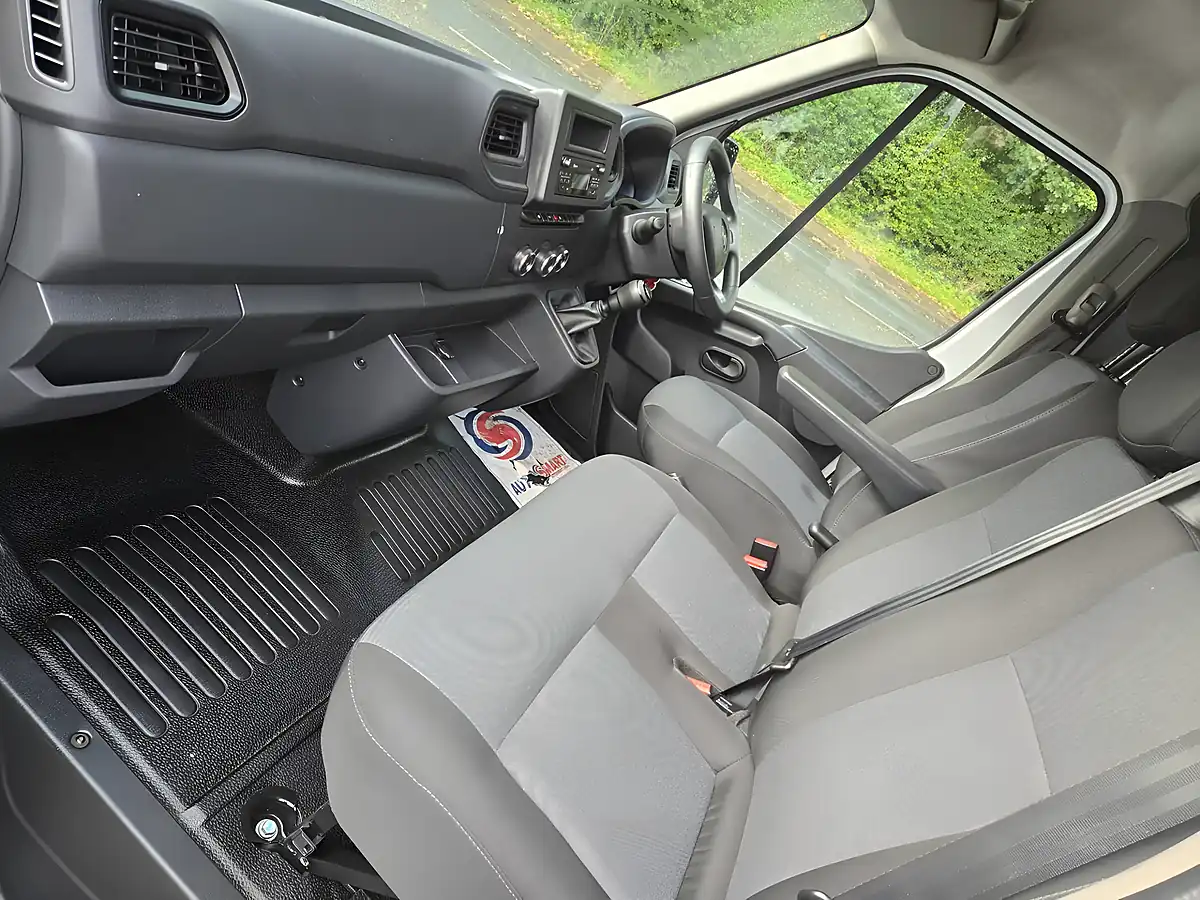 Used 2023 Renault Master LM35 Start Medium Roof Van White - Interior and Exterior details 5
