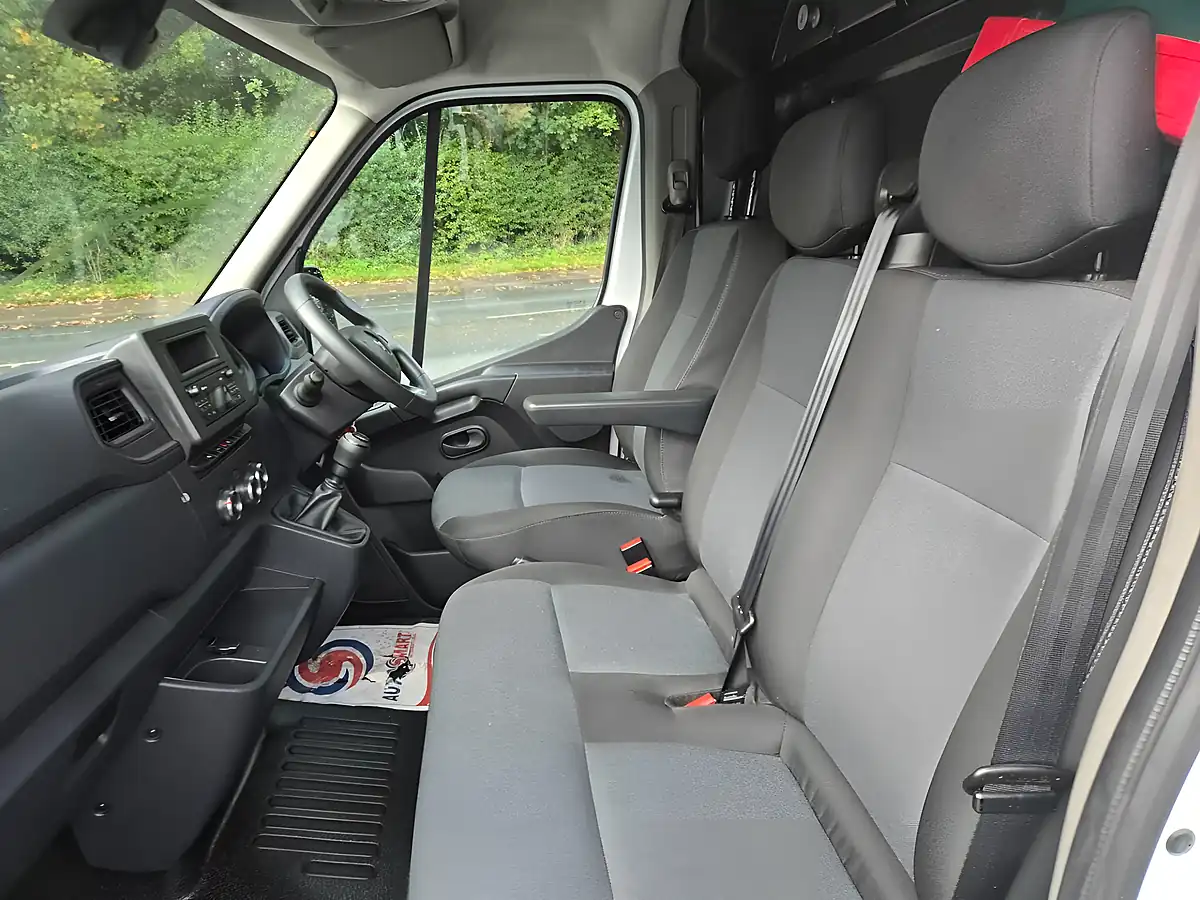 Used 2023 Renault Master LM35 Start Medium Roof Van White - Interior and Exterior details 6