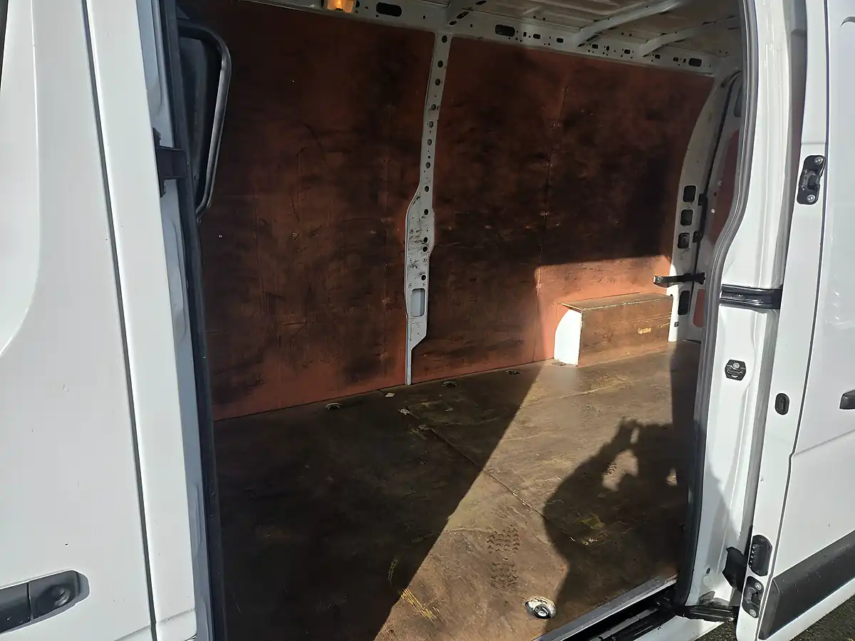 Used 2023 Renault Master LM35 Start Medium Roof Van White - Interior and Exterior details 7