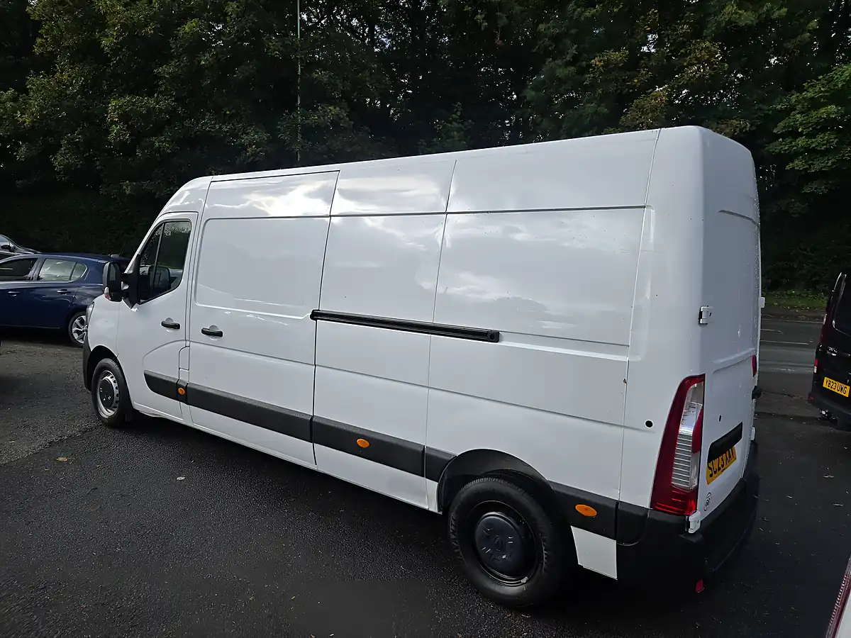 Used 2023 Renault Master LM35 Start Medium Roof Van White - Interior and Exterior details 9